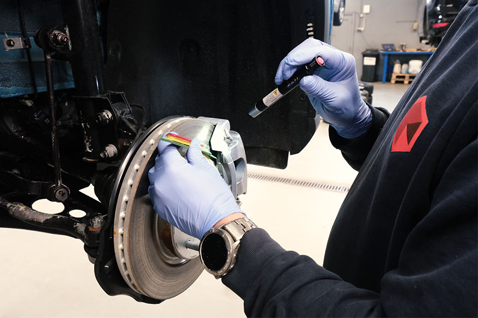 Mekaniker laver bremseeftersyn på BYD elbil hos Skorstensgaard