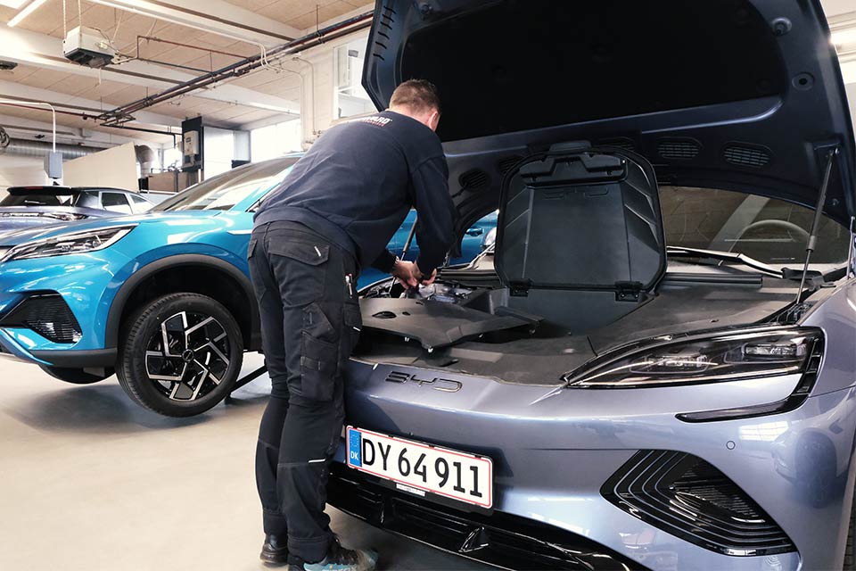 Skorstensgaard mekaniker laver Service efter Bogen på BYD elbil