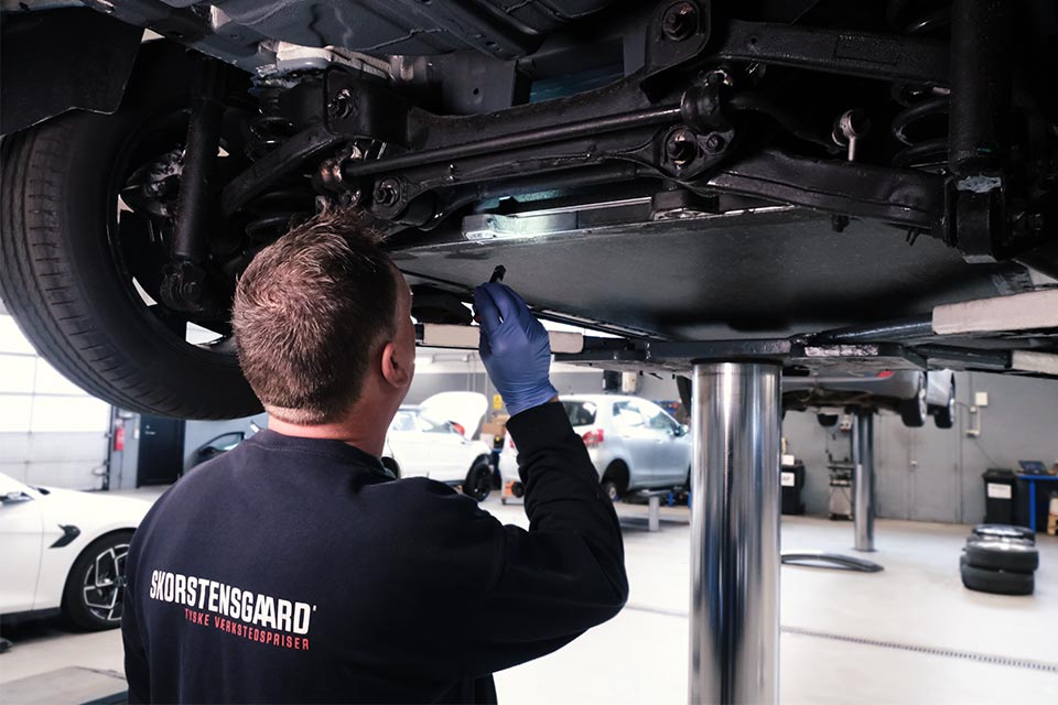 Mekaniker laver Service efter Bogen på BYD elbil hos Skorstensgaard