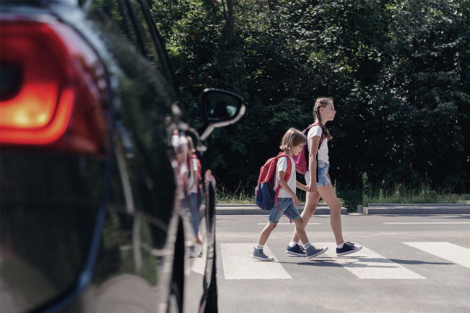 Børn krydser fodgængerfelt ved skolevej