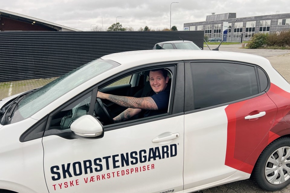 Skorstensgaard værkstedschef sidder i en lånebil fra Skorstensgaard.