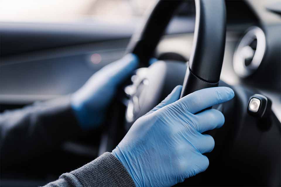 Mekaniker bruger handsker i bilen under Corona