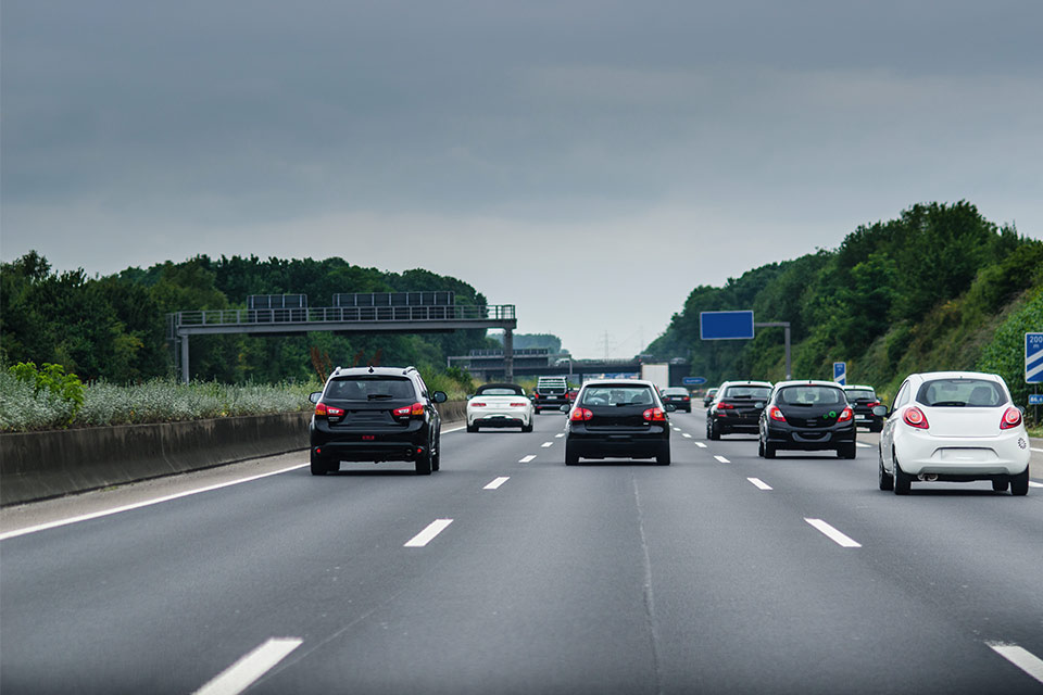 Biler på motorvej i Tyskland