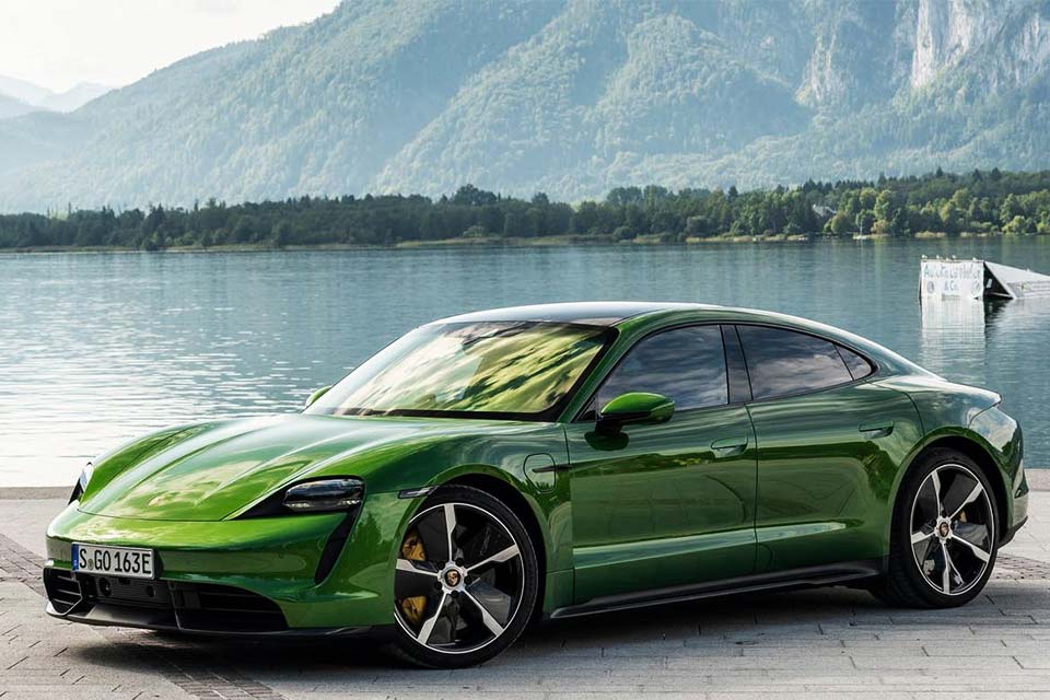 Grøn Porsche Taycan holder ved vandet