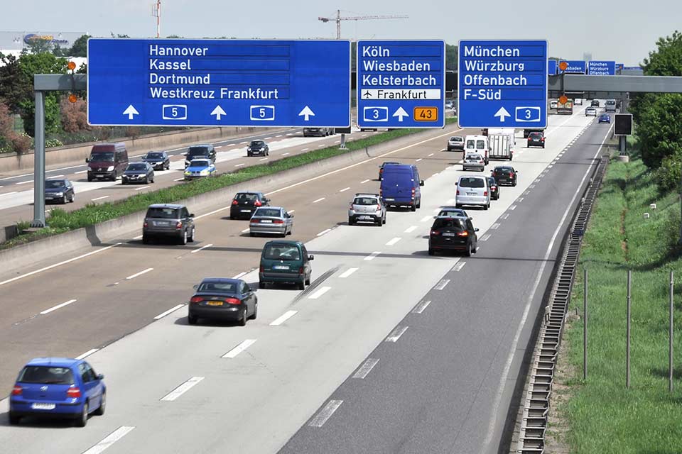 Biler kører på motorvej i Tyskland