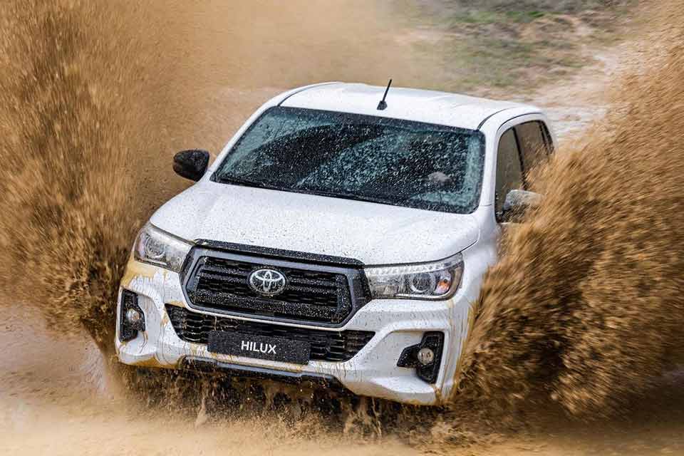 Toyota kører i mudder på vej