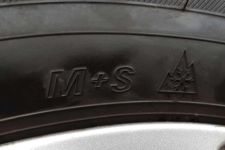 M og S symbol på bilens dæk