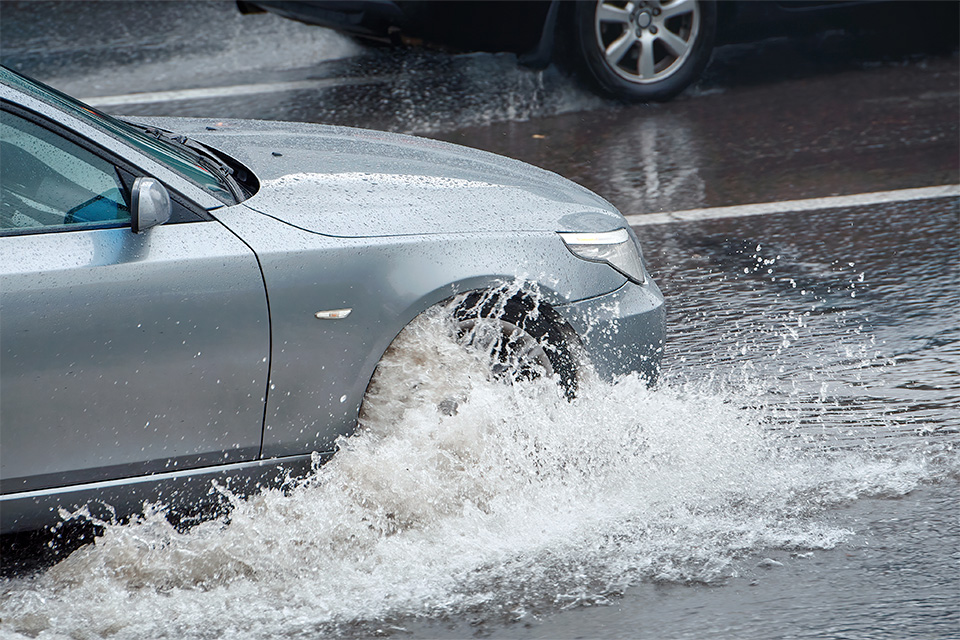 Oversvømmet bil på vejen