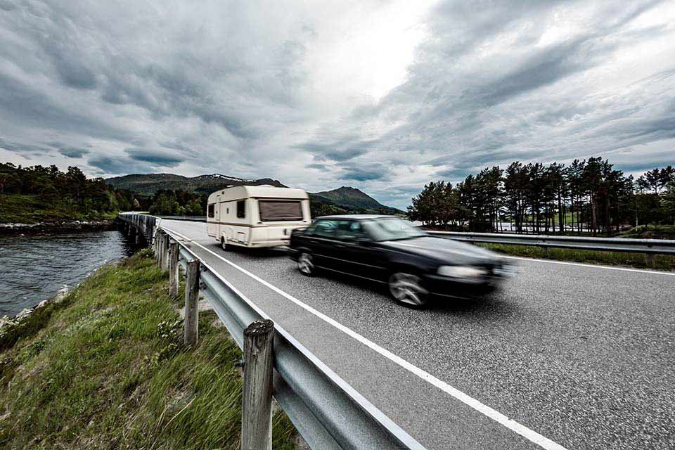 Sort bil kører med trailer i EU