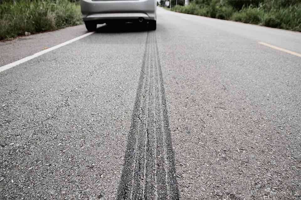 Bremsespor fra bilen på vejen