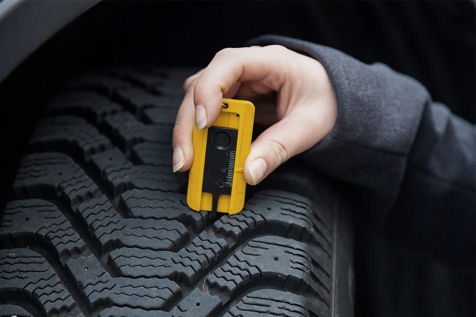 Tjekker dækmønster på bilens dæk