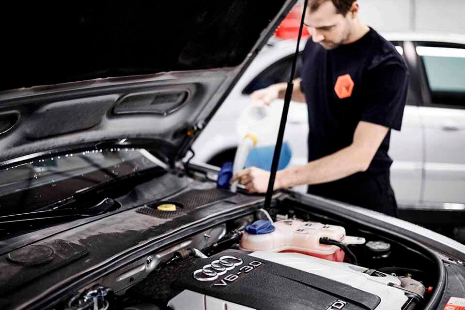 Skorstensgaard mekaniker laver service på Audi bil på værksted