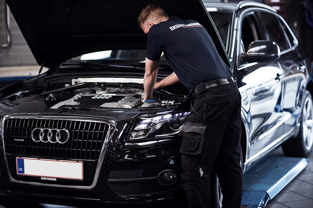 Mekaniker laver service på Audi bil på Skorstensgaard værksted