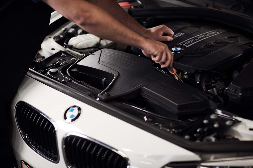 Mekaniker tjekker BMW på værksted