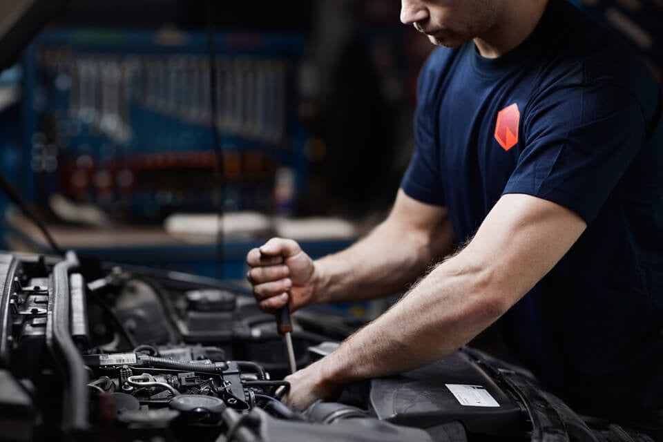 Skorstensgaard mekaniker reparerer bil på værksted