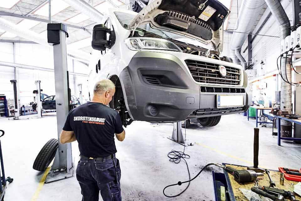 Skorstensgaard mekaniker ordner hjul på Fiat