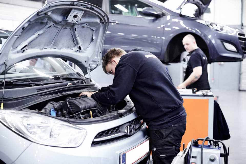 Mekaniker tjekker Hyundai bil på Skorstensgaard værksted
