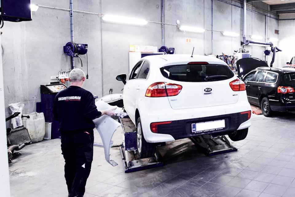 Pladesmed reparerer bil på Skorstensgaard pladeværksted