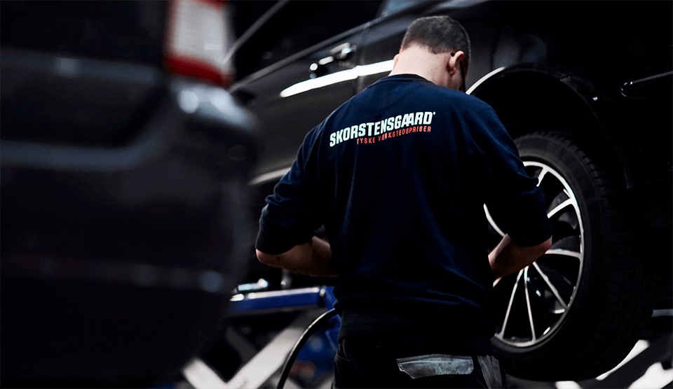 Mekaniker skifter hjul på bilen på Skorstensgaard værksted