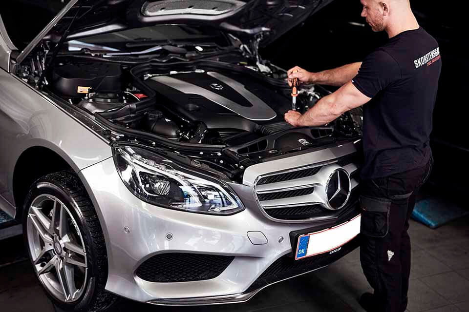 Mekaniker tjekker Mercedes bil på Skorstensgaard værksted
