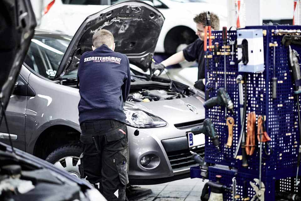 Mekanikere kigger på Renault bil på værksted