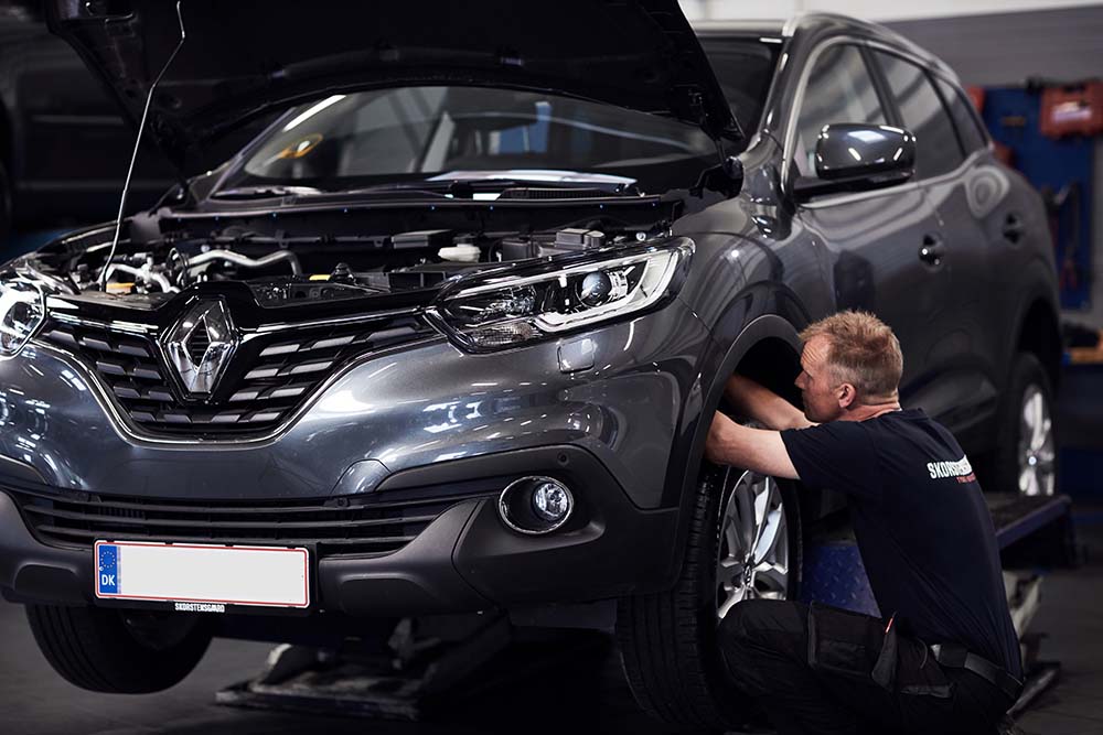 Mekaniker tjekker hjul på Renault bil på værksted