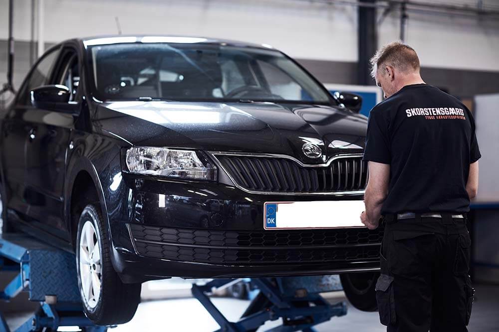 Mekaniker tjekker Skoda bil på Skorstensgaard værksted