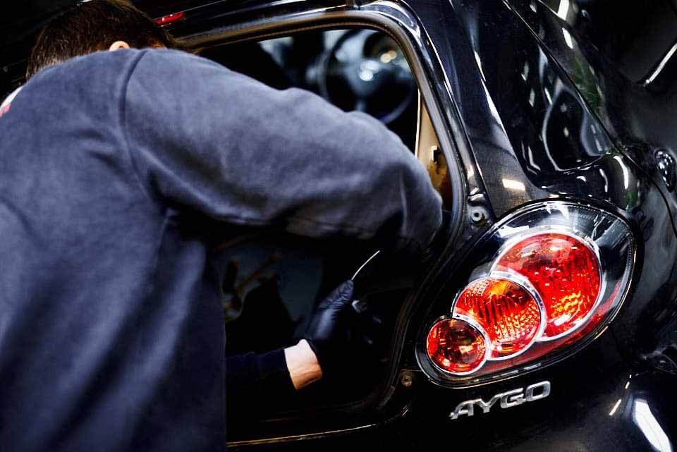 Mekaniker skifter baglygter på Toyota Aygo bil