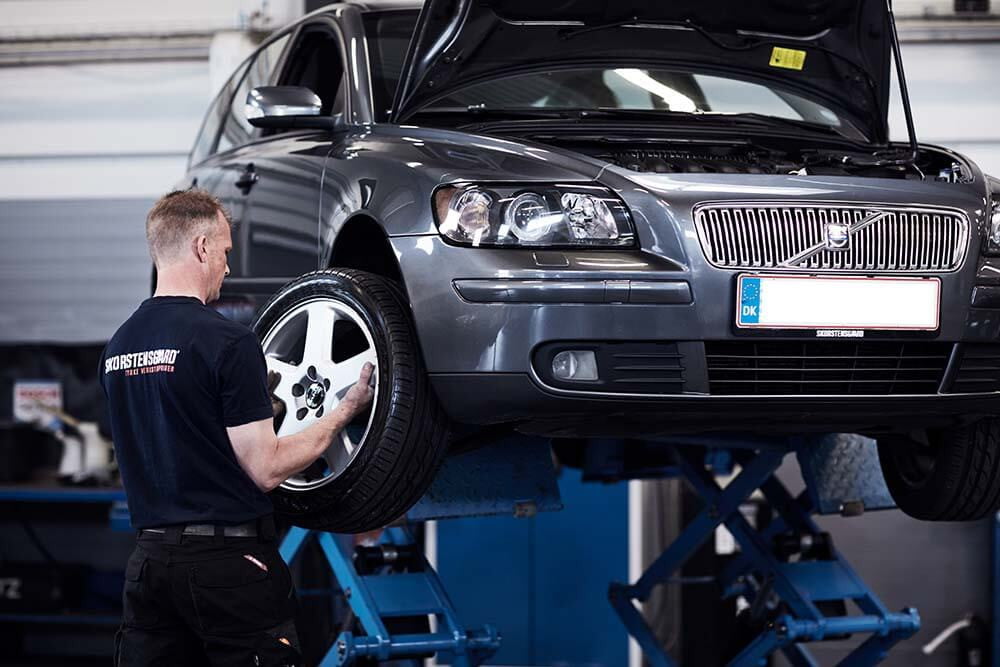Mekaniker skifter hjul på Volvo bil på værksted