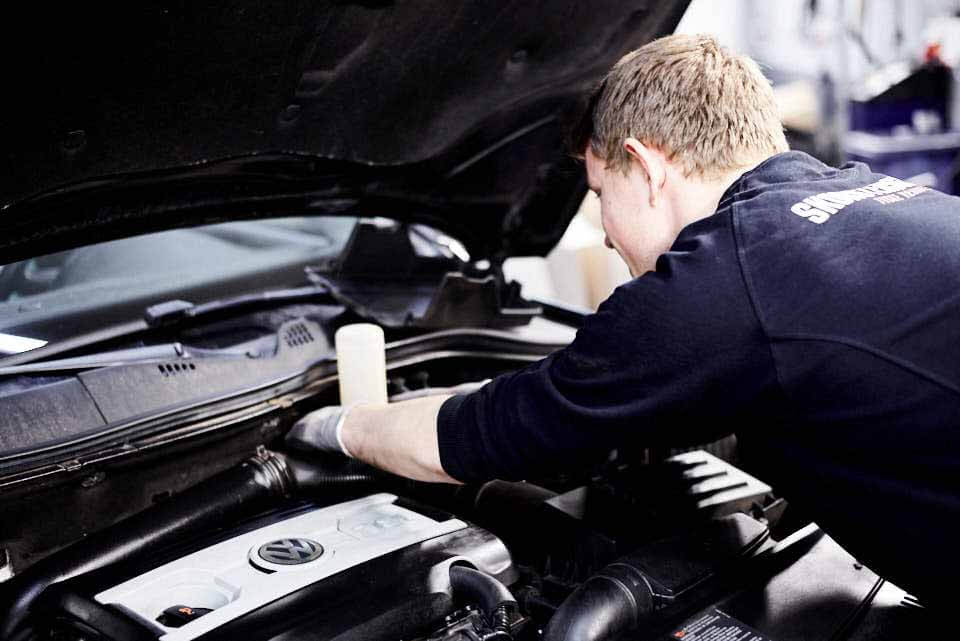 Mekaniker tjekker VW bil på værksted