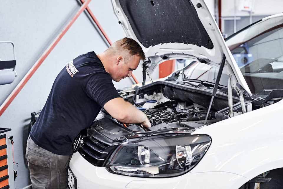 Mekaniker tjekker VW på Skorstensgaard værksted