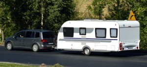 Bil-med-campingvogn-på-ferie